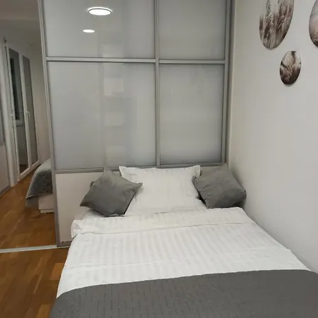 아파트 Koper's Door *